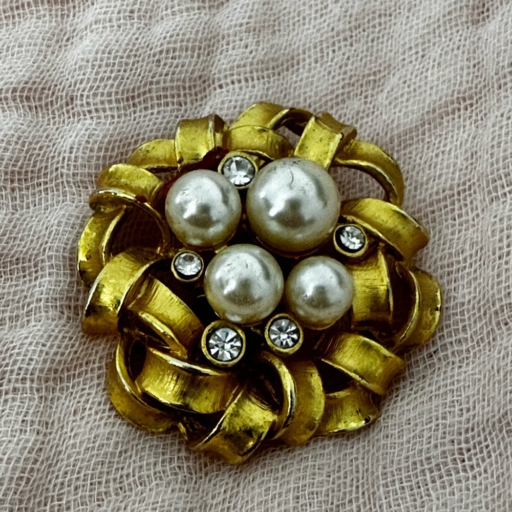 1 vintage clip on earring